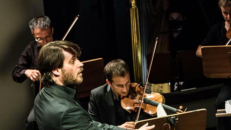 Star-Trompeter Nils Wülker musizierte bei "It'z Jazz" gemeinsam mit dem Philharmonischen Orchester des Landestheaters unter Leitung von GMD Daniel Carter.Foto. Jochen Berger