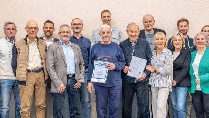 Rainer Lochm&uuml;ller (BFV) und Edwin Metzler (BLSV) bei den Ehrungen des TSV Reiterswiesen, gemeinsam mit dem Vorsitzenden Timo B&uuml;hner und dem Ehrenamtsbeauftragten Martin Seufert sowie den Geehrten.
