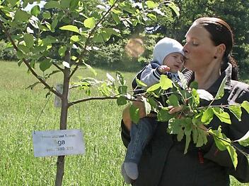 Diana Aga mit ihrem Sohn Anton vor dessen Baum im "Garten der neuen Erdenbürger" unterhalb der Festung Rosenberg. Fotos: Veronika Schadeck