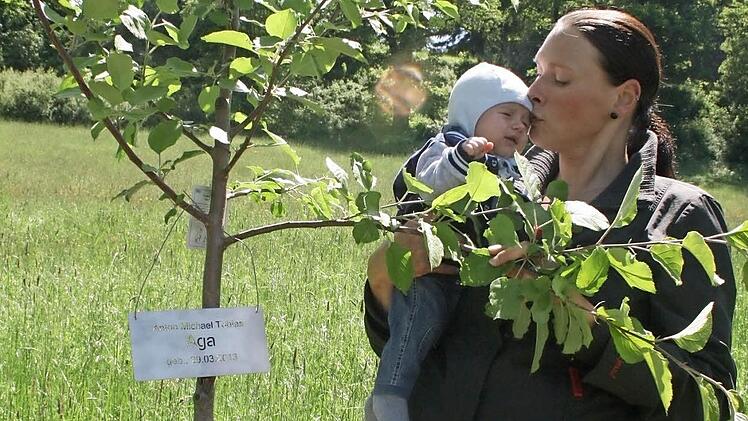 Diana Aga mit ihrem Sohn Anton vor dessen Baum im "Garten der neuen Erdenbürger" unterhalb der Festung Rosenberg. Fotos: Veronika Schadeck