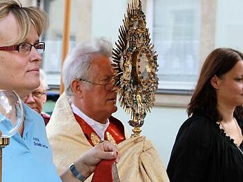 Petra Lerche und Marion Hanus begleiteten den Bischof bei der Prozession, der die Monstranz von der Stadtpfarrkirche aus über den Marktplatz trug. Fotos: Katharina Becht