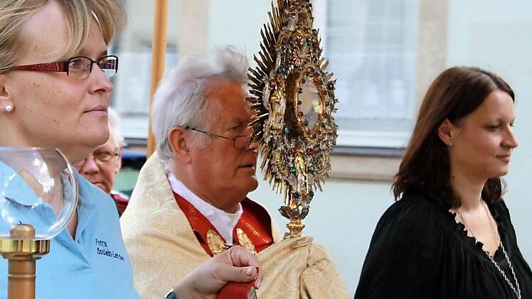 Petra Lerche und Marion Hanus begleiteten den Bischof bei der Prozession, der die Monstranz von der Stadtpfarrkirche aus über den Marktplatz trug. Fotos: Katharina Becht