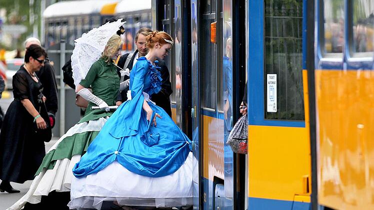 In knappen Outfits, opulenten Kleidern und kreativen Verkleidungen präsentieren sich die Teilnehmer des Wave-Gotik-Treffens in Leipzig. Foto: dpa