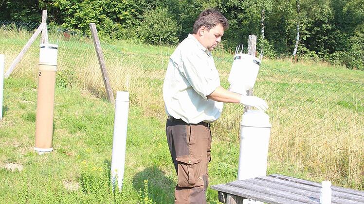 Marcus Hollederer überprüft die Messeinrichtungen in der Freilandstation.  Foto: Friedwald Schedel
