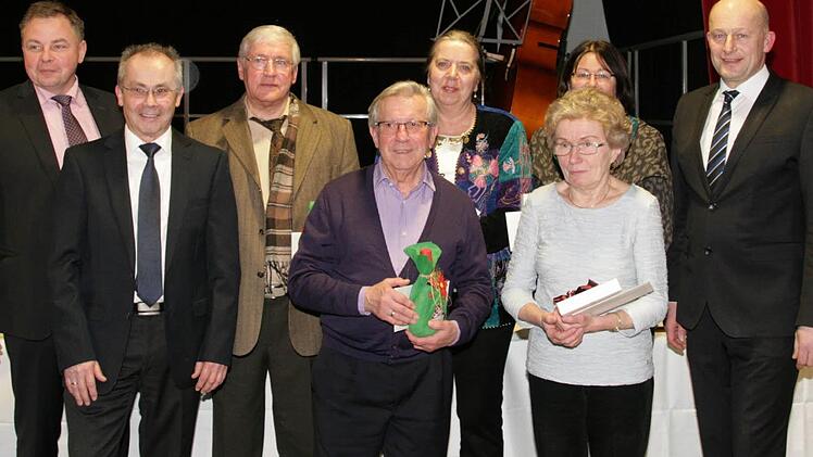 Jeweils über 100 Mal Blut gespendet haben Paula Kraus-Schütz, Wolfgang Schauer und Beate Amon. Foto: Sylvia Hubele