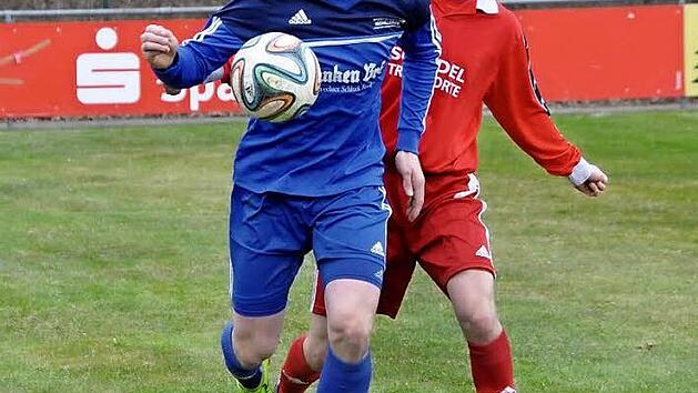 Beim 2:2 im Nachbarderby tat sich der FC Mitwitz mit Lukas Riedel (vorne) sehr schwer. Der TSV Wei&szlig;enbrunn mit Christoph Wagner will und muss am Sonntag mit einem Dreier nachlegen. Foto: Herbert Kalb