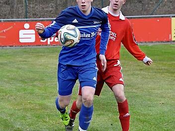 Beim 2:2 im Nachbarderby tat sich der FC Mitwitz mit Lukas Riedel (vorne) sehr schwer. Der TSV Weißenbrunn mit Christoph Wagner will und muss am Sonntag mit einem Dreier nachlegen. Foto: Herbert Kalb