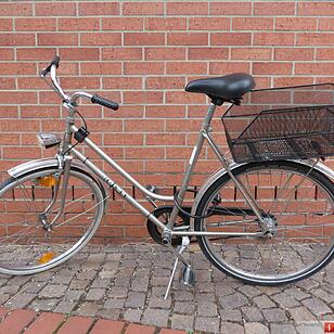 Nach Messerattacke auf Fußgänger sucht die Polizei den Besitzer dieses Rads: Hinweise werden rund um die Uhr von jeder Polizeidienststelle oder direkt von der Kriminalpolizei Aschaffenburg unter Tel. 06021/857-1732 entgegengenommen.