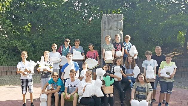 Die Sch&uuml;ler pr&auml;sentieren ihre Werke.  Foto: Mittelschule Neunkirchen