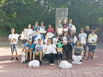 Die Schüler präsentieren ihre Werke.  Foto: Mittelschule Neunkirchen
