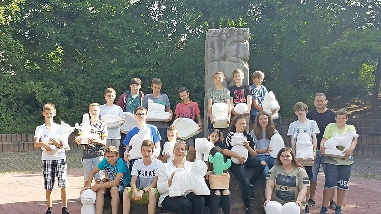 Die Schüler präsentieren ihre Werke.  Foto: Mittelschule Neunkirchen