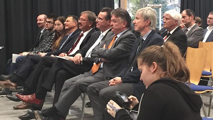 Die Schulfotografin lässt sich bei ihrer Arbeit nicht stören. Foto: Stephan Tiroch