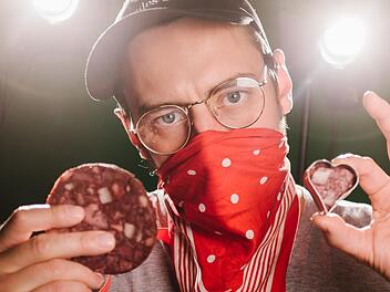 Jonas Ochs von "Bambägga" beim Dreh für das  Musikvideo zu "Herz aus Pressack"Hendrik Steffens
