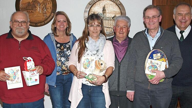 2. Bürgermeisterin Sabine Rießner, 3. Bürgermeister Winfried Weinbeer und Schützenmeister Erwin Kalb (hinten v. li.) beglückwünschten Drittplatzierten Rainer Falkenberg, Siegerin Manuela Schwarz und Zweitplatzierten Dieter Brandmeier (vorne v. li.). Foto: Alfred Thieret