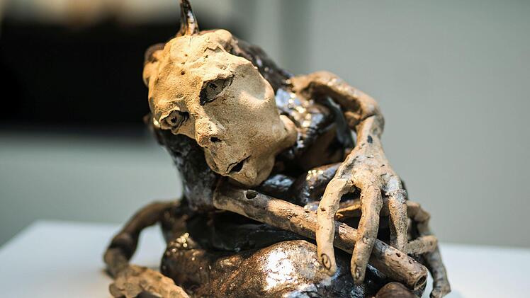 Impressionen aus der neuen Sonder-Präsentation "Lehm & Lehm Lassen" im Glasmuseum Rosenau: .Katharina Eisch-Angus: Wagner war Schuld (Steinzeug)Foto: Jochen Berger