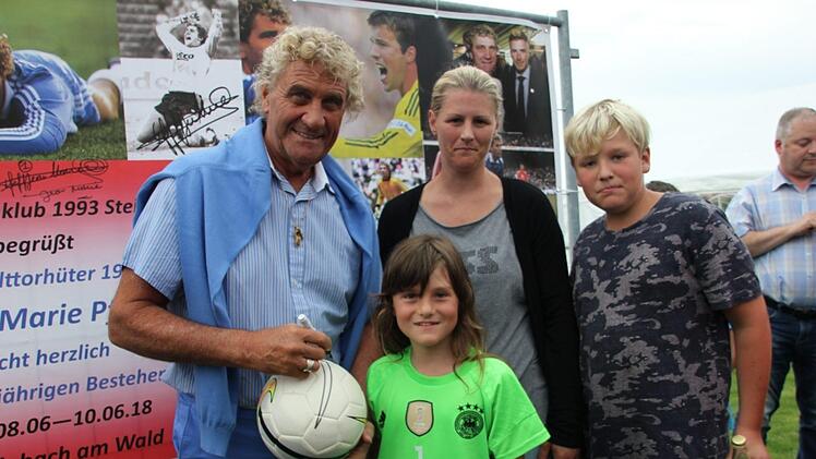 Unzählige Fotos wurden mit Jean-Marie Pfaff gemacht. Foto: Veronika Schadeck