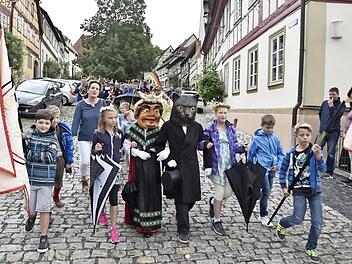 Das "Katzenkopfpaar" führt den Zug der Regiomontanus-Grundschüler zum Festplatz auf dem Bleichdamm in Königsberg an. Foto: Gerold Snater