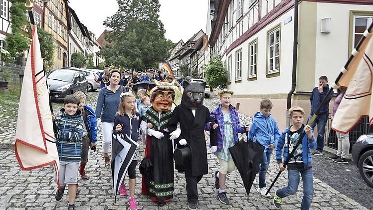 Das "Katzenkopfpaar" führt den Zug der Regiomontanus-Grundschüler zum Festplatz auf dem Bleichdamm in Königsberg an. Foto: Gerold Snater