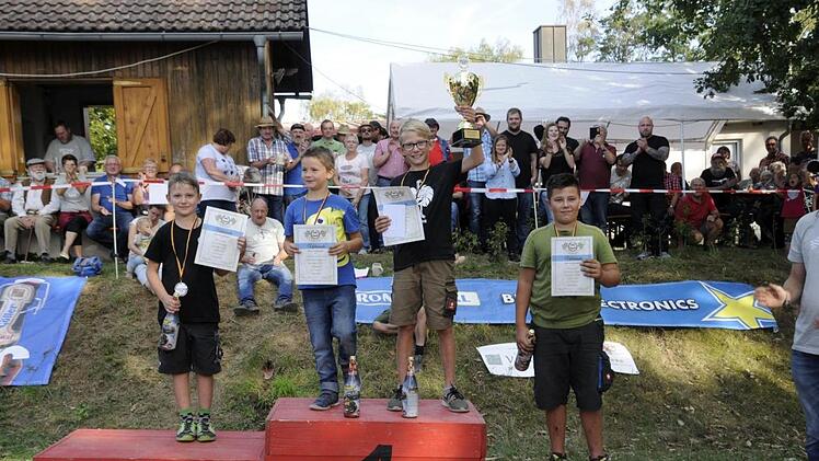 Die Siegerehrung in der leichten Fahrzeugklasse: 1. Platz Elias und Philipp Hetterich ("Bratwurstflitzer") aus Zeil, 2. Platz Emil Hemetsberger ("Gecko") aus Königsberg, 3. Platz  Philipp Hetterich ("ES-Racer") aus ZeilG. Snater