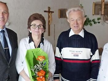 Unser Bild zeigt (von links) Bürgermeister Franz Uome, das diamantene Paar Margareta und Josef Taller sowie Enkeltochter Stephanie. Foto: Wulf
