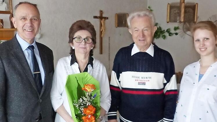 Unser Bild zeigt (von links) Bürgermeister Franz Uome, das diamantene Paar Margareta und Josef Taller sowie Enkeltochter Stephanie. Foto: Wulf