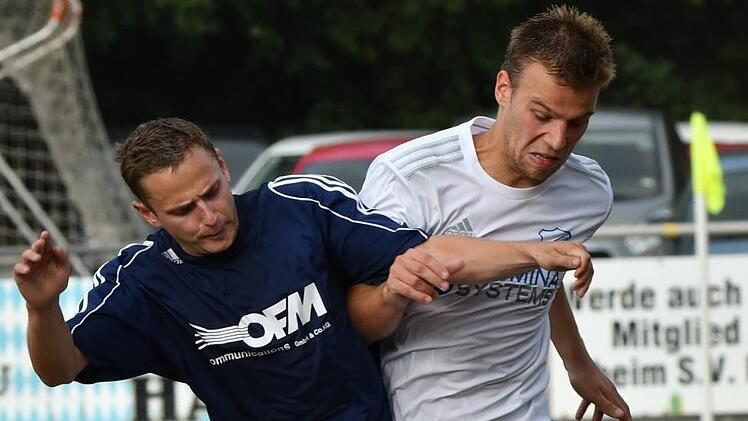 Der Burgkunstadter Dominik Portner (links) im Zweikampf mit dem Lettenreuther Rick Hillebrand  Foto: Czepera