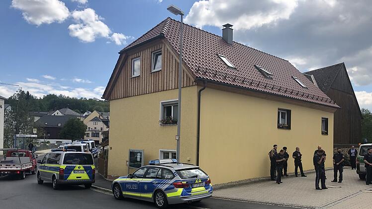 Bankangestellte mit Schusswaffe bedroht: GroÃŸfahndung der Polizei