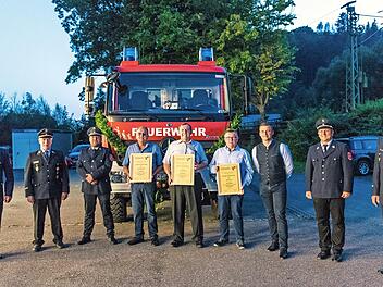 Hohe Ehrungen bei der Feuerwehr Pressig (von links): KBM Klaus Dressel, KBR Joachim Ranzenberger, Erster Kommandant Daniel Bartsch, Karlheinz Frashek (Ehrenmitglied, Ehrenkommandant), Walter Geisler (Ehrenmitglied, Ehrenkommandant), Jürgen Lang (Ehrenmitglied, Ehrenvorsitzender), Bürgermeister Stefan Lang, Vorsitzender Thomas Günther, KBI Harald Schnappauf. Im Hintergrund das Löschfahrzeug für Katastrophenschutz LF20- KATS
