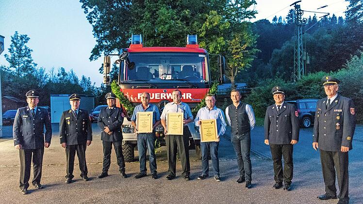 Hohe Ehrungen bei der Feuerwehr Pressig (von links): KBM Klaus Dressel, KBR Joachim Ranzenberger, Erster Kommandant Daniel Bartsch, Karlheinz Frashek (Ehrenmitglied, Ehrenkommandant), Walter Geisler (Ehrenmitglied, Ehrenkommandant), Jürgen Lang (Ehrenmitglied, Ehrenvorsitzender), Bürgermeister Stefan Lang, Vorsitzender Thomas Günther, KBI Harald Schnappauf. Im Hintergrund das Löschfahrzeug für Katastrophenschutz LF20- KATS