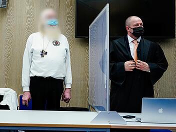 Der Angeklagte und selbst ernannte "Druide" Karl B. (links) muss sich vor dem Landgericht Mannheim unter anderem wegen des Vorwurfs der Volksverhetzung verantworten. Drei seiner Anhänger sind wegen Verstößen gegen das Waffenrecht zu Bewährungsstrafen verurteilt worden.