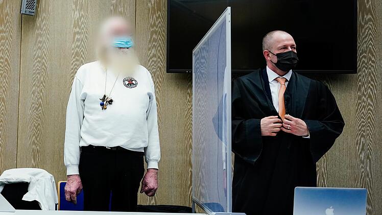 Der Angeklagte und selbst ernannte "Druide" Karl B. (links) muss sich vor dem Landgericht Mannheim unter anderem wegen des Vorwurfs der Volksverhetzung verantworten. Drei seiner Anhänger sind wegen Verstößen gegen das Waffenrecht zu Bewährungsstrafen verurteilt worden.