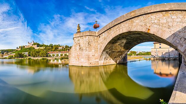 Alte Mainbrücke und Festung Marienberg in Würzburg.