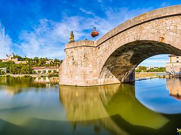 Alte Mainbrücke und Festung Marienberg in Würzburg.