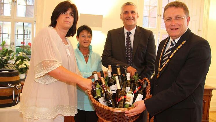 Im Rathaus werden Gastgeschenke ausgetauscht.