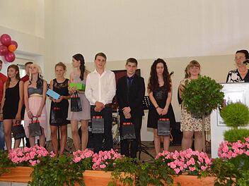 In Vertretung des erkrankten Rektors Harald Bötsch überreichte die kommissarische Rektorin Ursula Plohnke (rechts) Auszeichnungen an die Schulbesten der Anton-Kliegl-Mittelschule. Foto: Peter Rauch