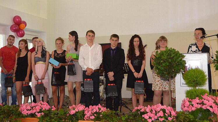 In Vertretung des erkrankten Rektors Harald Bötsch überreichte die kommissarische Rektorin Ursula Plohnke (rechts) Auszeichnungen an die Schulbesten der Anton-Kliegl-Mittelschule. Foto: Peter Rauch