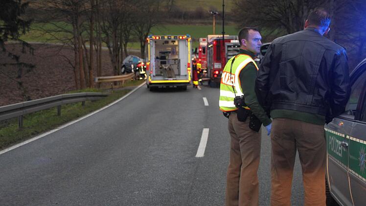 ... ist am Unfallort im Einsatz. Foto: Stephan Tiroch   