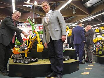 Bauen seit heuer auch Bagger aus Metall: "Rolly Toys", hier Geschäftsführer Frank Schneider (rechts) mit Neustadts Oberbürgermeister, Frank Rebhan. Foto: Berthold Köhler