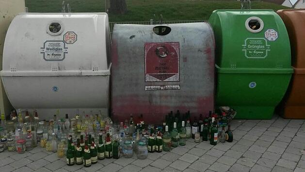 &Uuml;bervoll: Vor allem nach Feiertagen oder nach Silvester reichen die Kapazit&auml;ten der Container, wie hier in Aisch, nicht.  Foto: privat