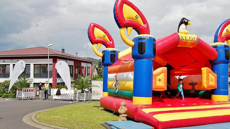Für Spaß sorgte die Hüpfburg vor dem um das Obergeschoss erweiterten RAW-Gebäude. Foto: Sigismund von Dobschütz