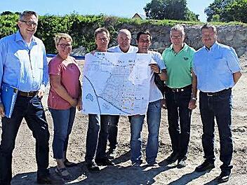 Im Bild von links: Robert Hammerand (KFB-Erschließungsträger), Regina Bruckmann, Robert Ruß (Val. Maier), Georg Kötzner (Anton Höllein), Daniel Kammerer (VG-Höchstadt), Jürgen Gumbrecht, (Tiefbau Wachenroth), Bürgermeister Stefan Himpel Foto: Evi Seeger