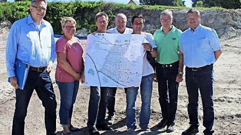 Im Bild von links: Robert Hammerand (KFB-Erschließungsträger), Regina Bruckmann, Robert Ruß (Val. Maier), Georg Kötzner (Anton Höllein), Daniel Kammerer (VG-Höchstadt), Jürgen Gumbrecht, (Tiefbau Wachenroth), Bürgermeister Stefan Himpel Foto: Evi Seeger