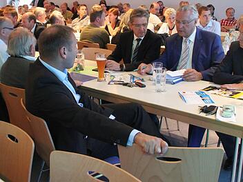 Gut gefüllt war am Mittwochabend der Saal der "Alten Schule" in Au beim Besuch des bayerischen Innenministers Joachim Herrmann (Zweiter von rechts). Fotos: Andreas Schmitt