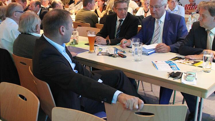 Gut gefüllt war am Mittwochabend der Saal der "Alten Schule" in Au beim Besuch des bayerischen Innenministers Joachim Herrmann (Zweiter von rechts). Fotos: Andreas Schmitt