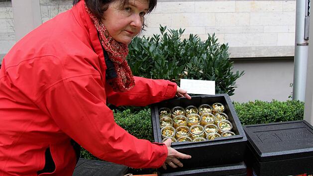 Ruth Niewerth pr&auml;sentiert zum Auftakt der Fairen Woche im Schlosshof Kostproben im Glas. Foto: Richard S&auml;nger