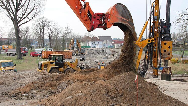 Am neuen Aischübergang wird mit Hochdruck gearbeitet. Foto: Andreas Dorsch