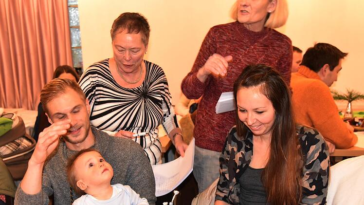 Geldsegen für den Nachwuchs in Niederfüllbach: Erika Krauß und Marita Pollex-Claus übergeben 1000 Euro an die Eltern des kleinen  Lionel, Dominik Maier und Julika Ittner. Insgesamt wurden 13 000 Euro an Eltern  übergeben. Foto: Gabi Arnold