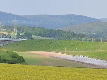 Für das Solarfeld, das neben der ICE-Strecke nahe Weißenbrunn entsteht, würdigte der Stadtrat bei seiner jüngsten Sitzung noch einige Einwände öffentlicher Stellen und fasste entsprechende Beschlüsse zum Bebauungsplan. Foto: Rainer Lutz