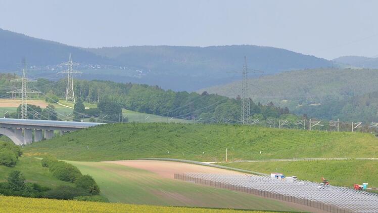 Für das Solarfeld, das neben der ICE-Strecke nahe Weißenbrunn entsteht, würdigte der Stadtrat bei seiner jüngsten Sitzung noch einige Einwände öffentlicher Stellen und fasste entsprechende Beschlüsse zum Bebauungsplan. Foto: Rainer Lutz