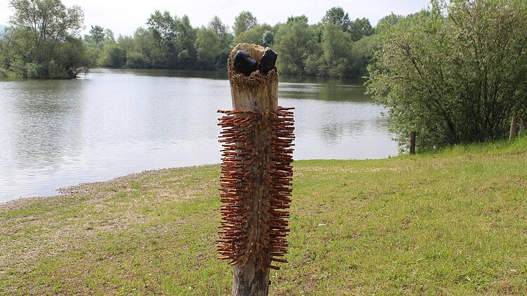 Der "Stachelbär" hatte eine Größe von 165 Zentimetern und bestand aus Totholzstamm, Kopfweiden und schwarzen Kieselsteinen.